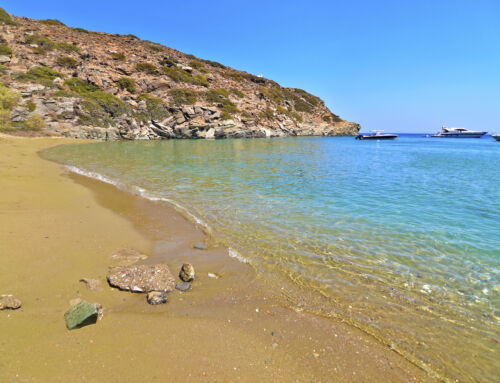 Αποκοφτό: Η παραλία με τη «χρυσαφένια» αμμουδιά στη Σίφνο
